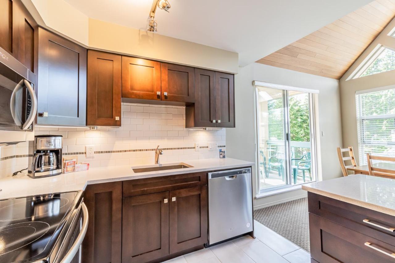 Snowbird Townhouses By Elevate Vacations Whistler Exteriör bild