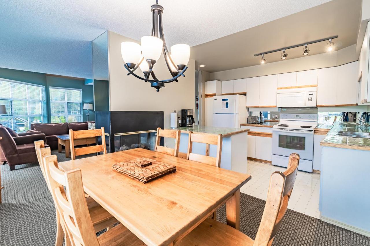 Snowbird Townhouses By Elevate Vacations Whistler Exteriör bild