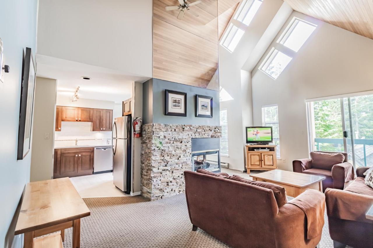Snowbird Townhouses By Elevate Vacations Whistler Exteriör bild