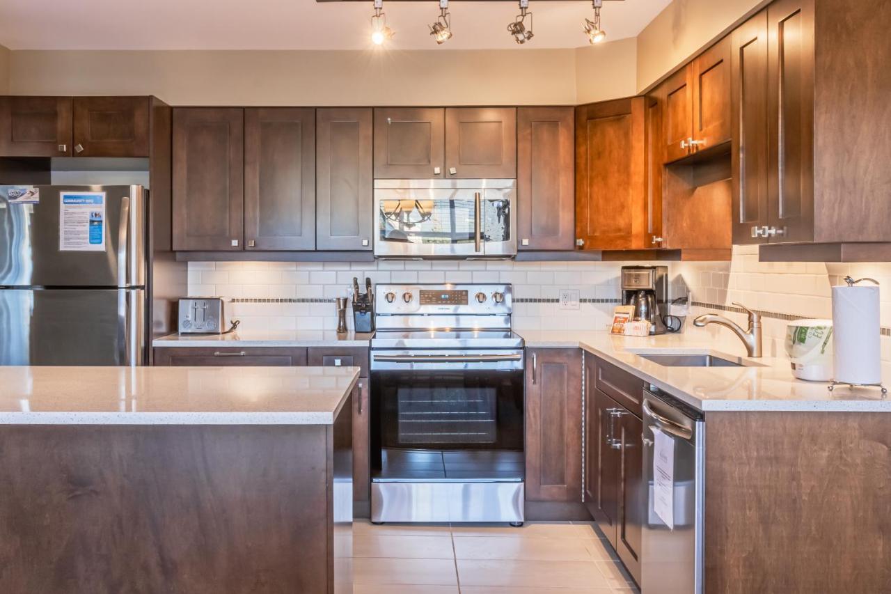 Snowbird Townhouses By Elevate Vacations Whistler Exteriör bild